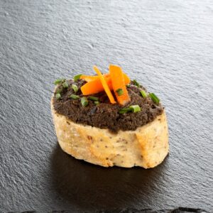Canapé mit Tapenade, garniert mit Möhren und Schnittlauch – eine Catering-Spezialität für Firmenveranstaltungen in München