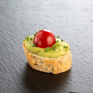 Guacamole-Häppchen mit Avocado, Kirschtomate und frischem Schnittlauch – Catering-Spezialität für Firmenevents in München