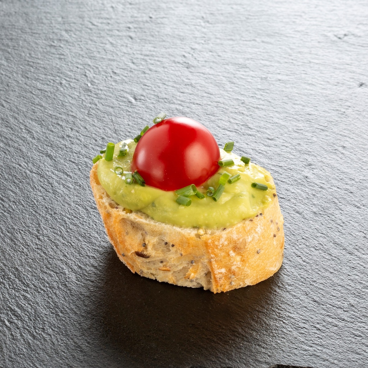 Guacamole-Häppchen mit Avocado, Kirschtomate und frischem Schnittlauch – Catering-Spezialität für Firmenevents in München