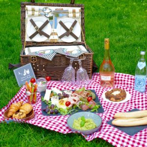 Volles Picknick mit Aufschnitt und Käseplatte