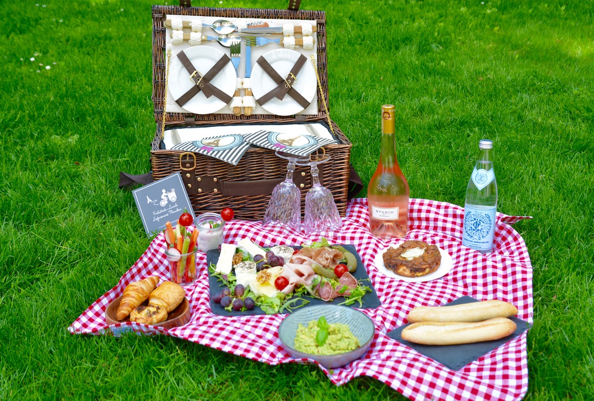 Volles Picknick mit Aufschnitt und Käseplatte