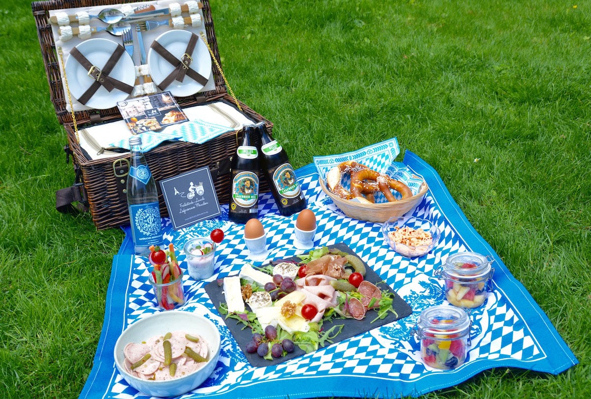 Charcuterie-Platte - Brezel - Wurst, Eier und Obstsalat